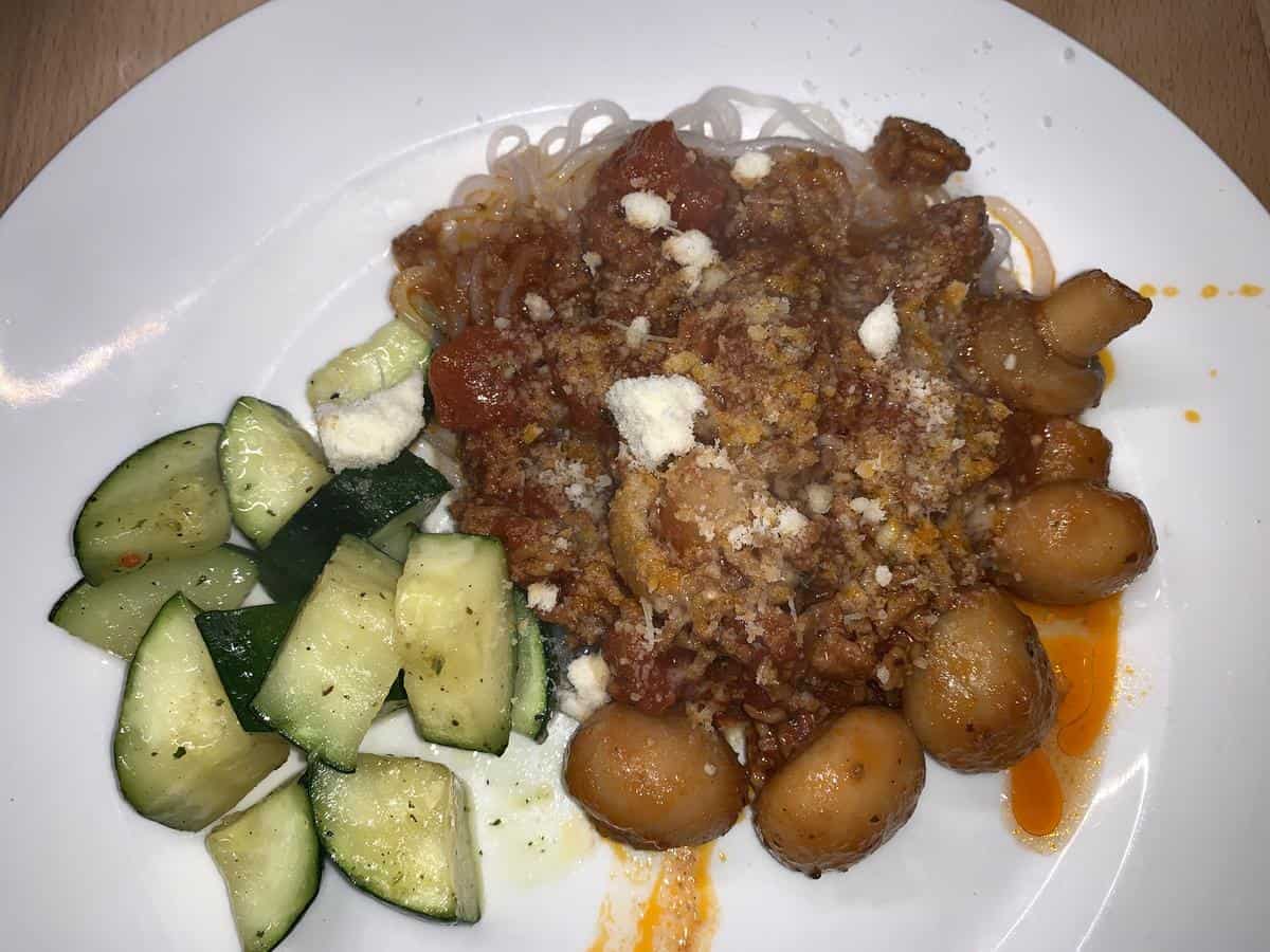 Bolognese mit Konjaknudeln und Zucchini