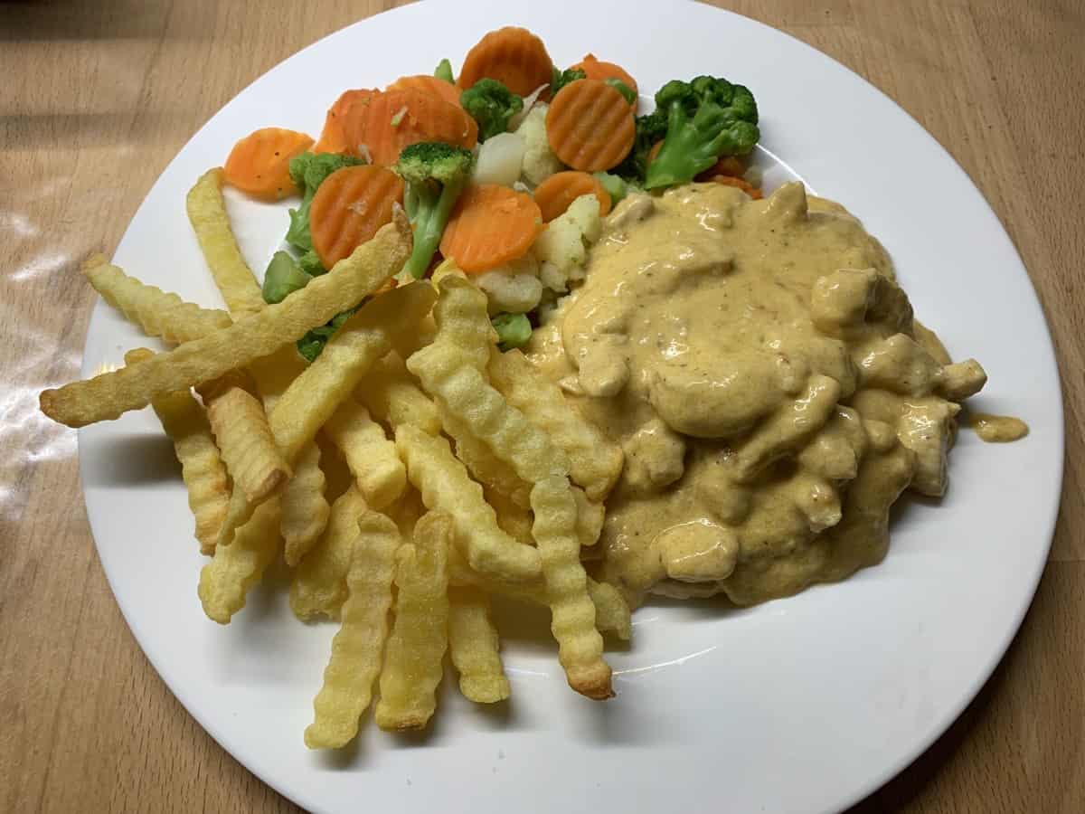 Putengeschnetzeltes mit Pommes und Gemüse