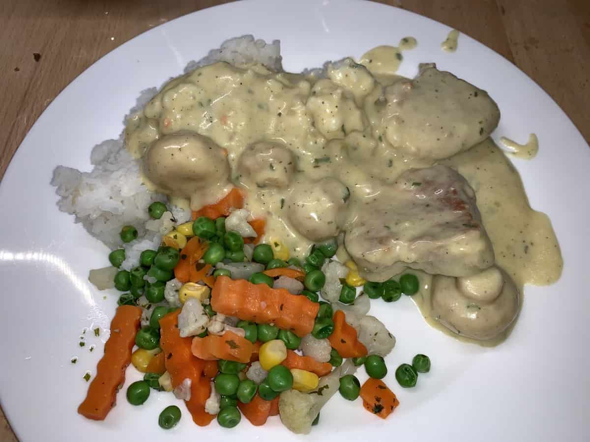 schweinemedallions-mit-reis-und-gemuese