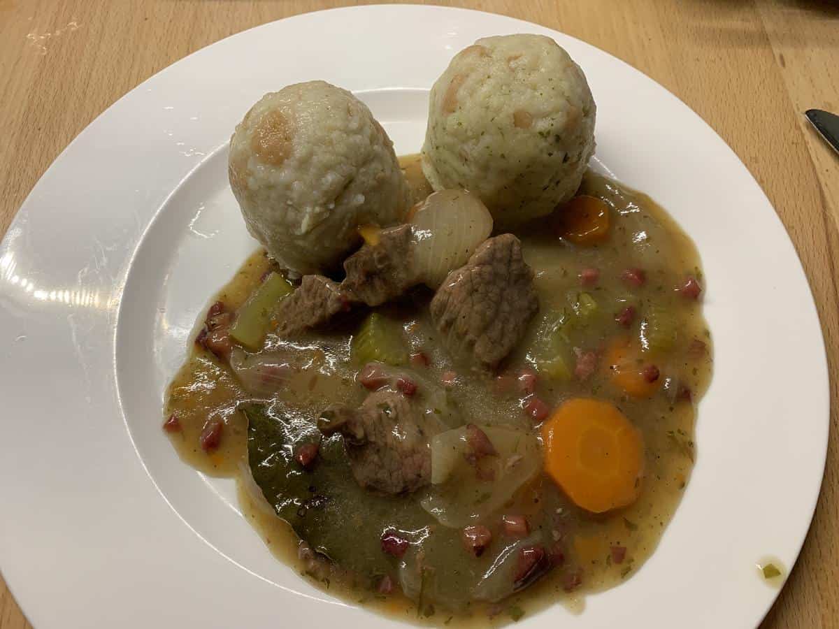 Rindergulasch mit Knödel