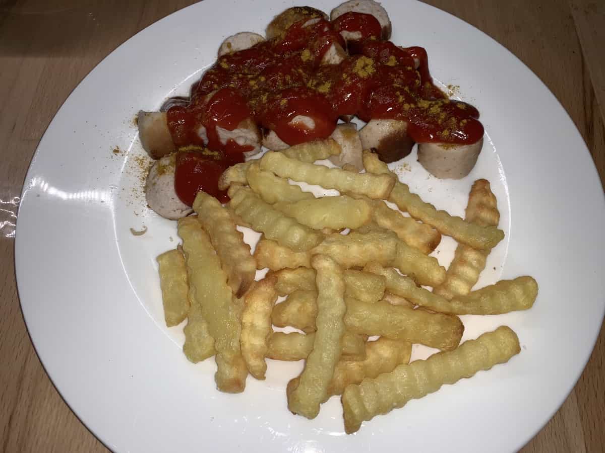 Curry Wurst mit Pommes