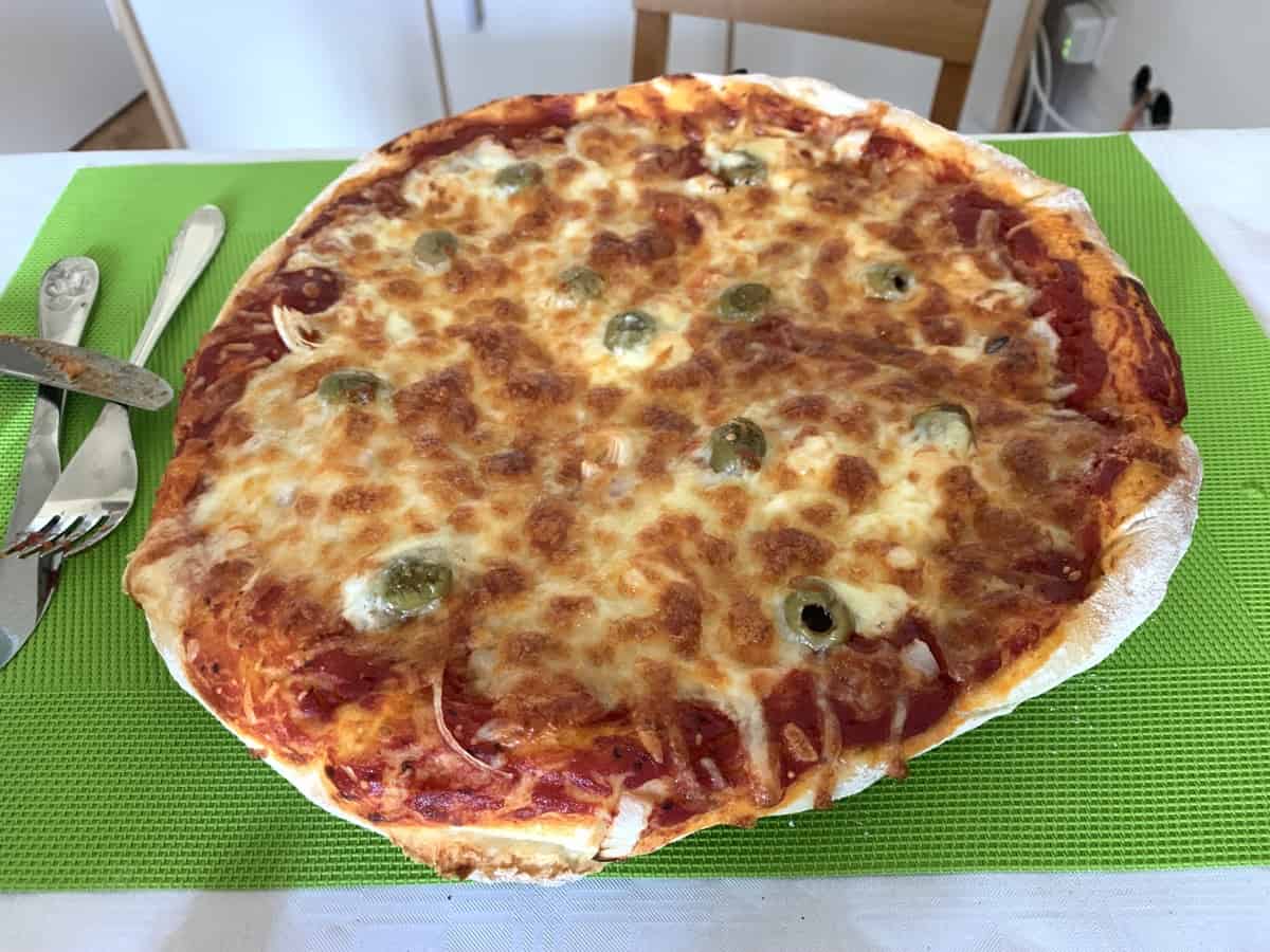 Pizza mit Oliven und Mozarella und Gauda