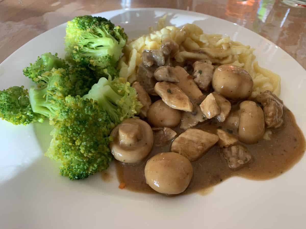 Spätzlepfanne mit Brokkoli, Champignons und Geschnetzeltem