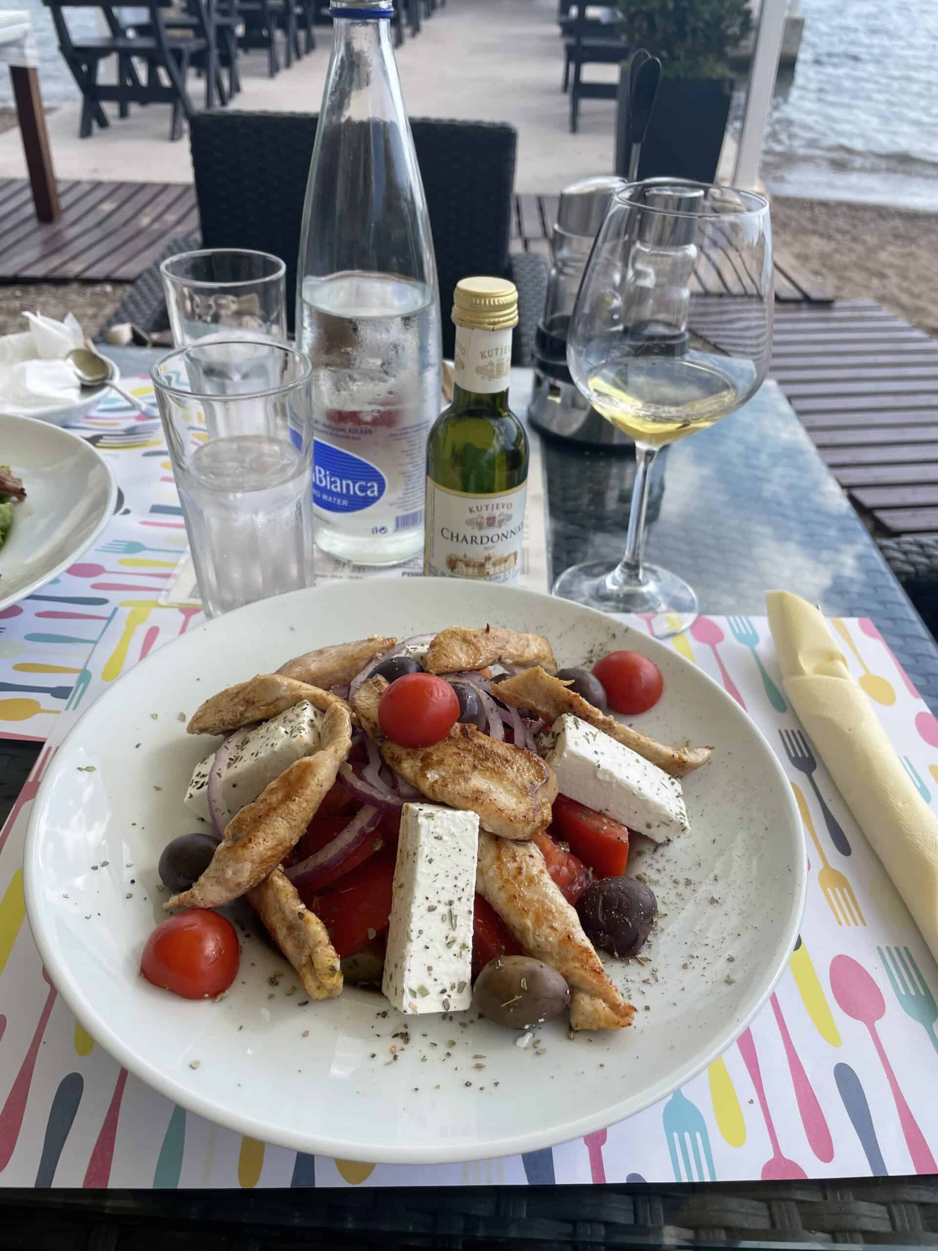 Tomaten Feta-Salat mit Oliven, Zwiebeln und Putenbruststreifen und ...